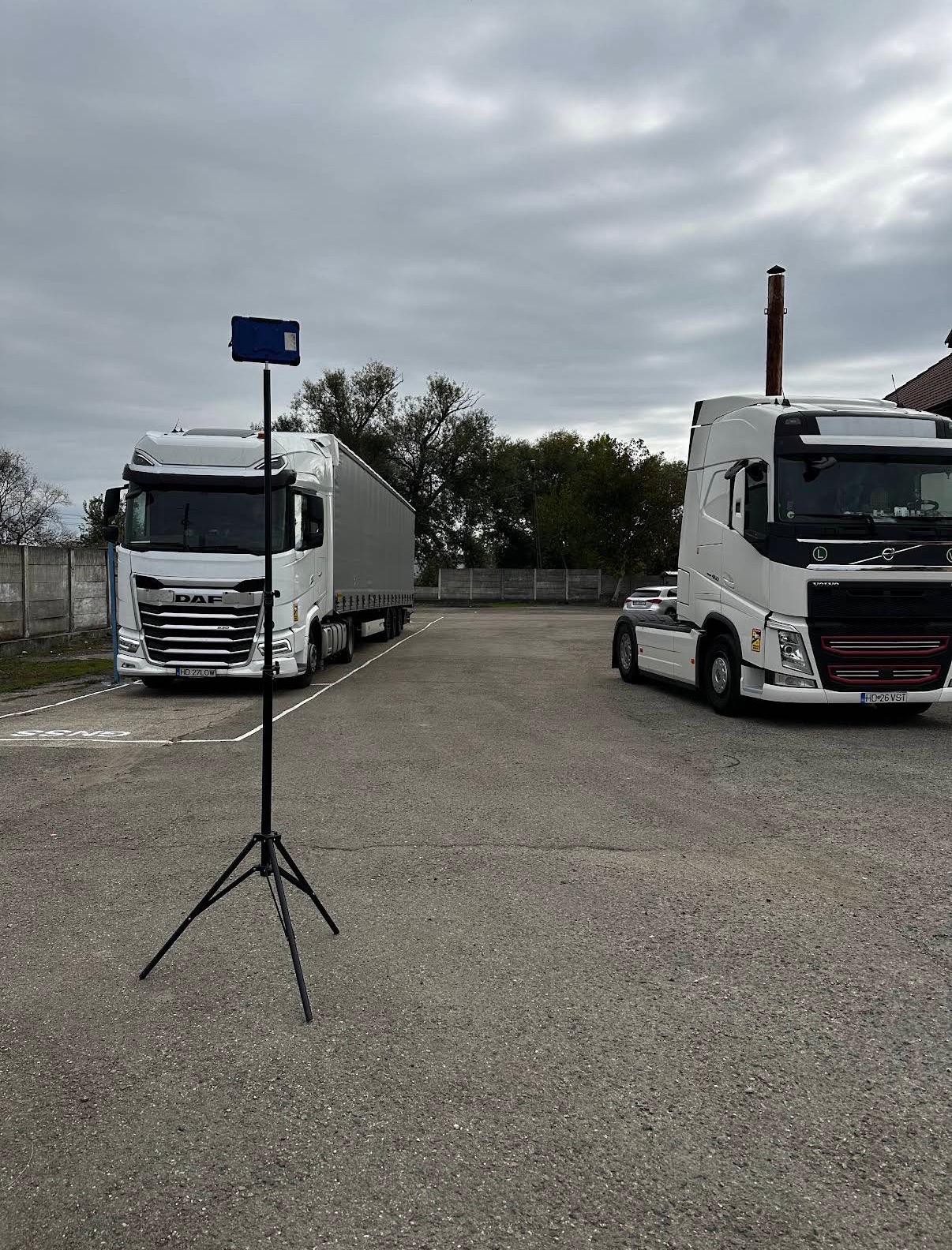DAF și Volvo FH pe platforma de calibrare GNSS/DSRC a atelierului